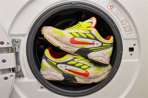 How to clean dirty sneakers in the washing machine .